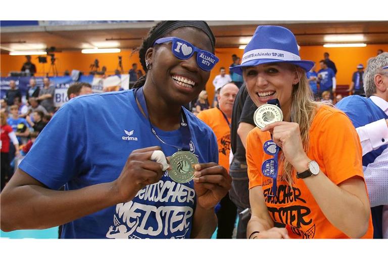 Ein Erfolgs-Duo: Krystal Rivers (li.) und Sportdirektorin Kim Renkema nach dem Gewinn der ersten Meisterschaft von Allianz MTV Stuttgart im Mai 2019 – die Zitate der Weggefährten zum Karriereende der US-Amerikanerin finden Sie in unserer Bildergalerie.