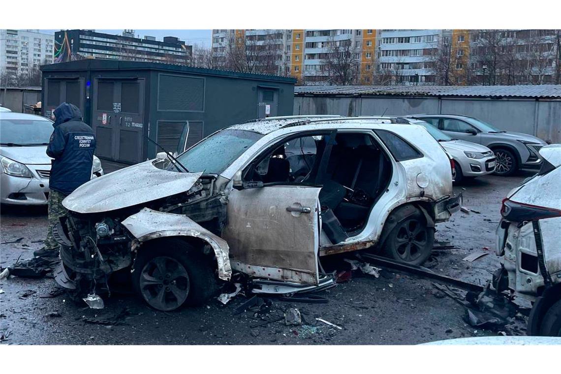 Ein Ermittler bei der Arbeit am Tatort.