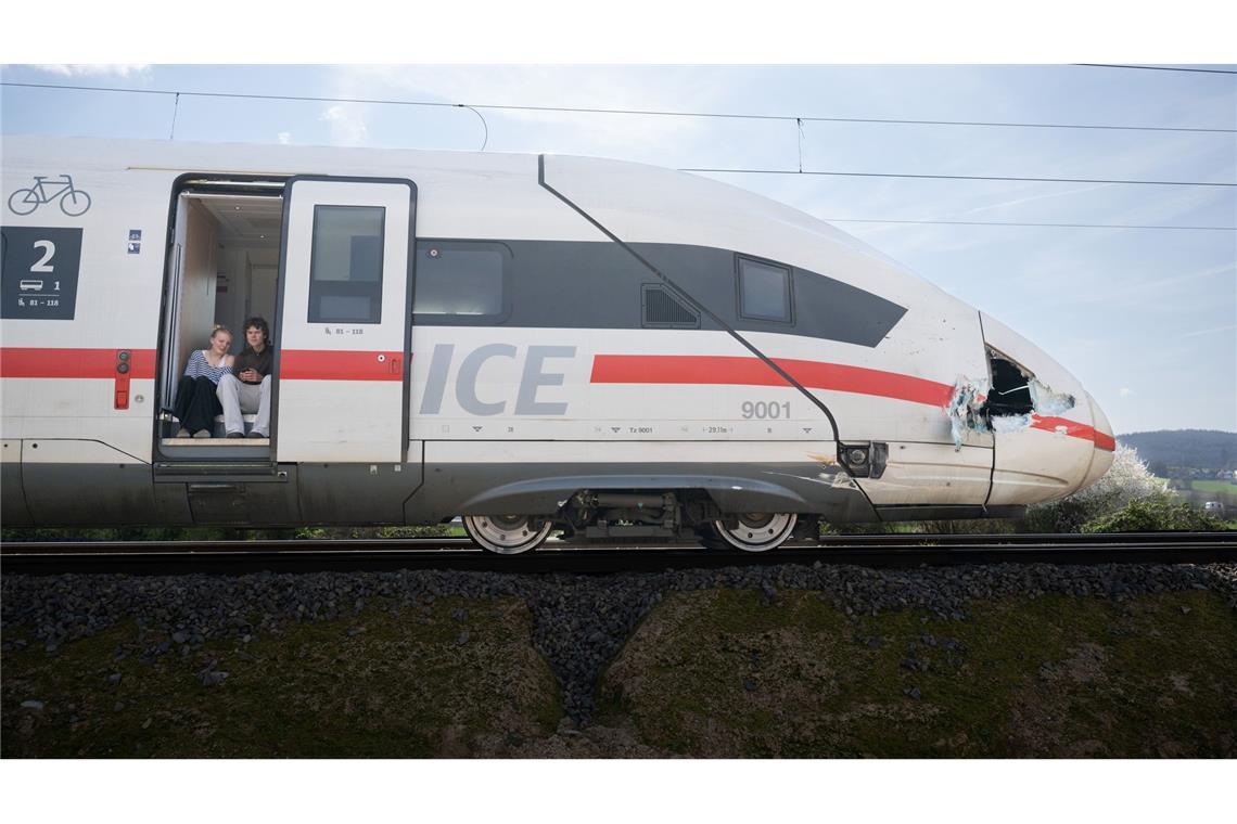Ein Ersatzzug kam zur Unfallstelle, um die Fahrgäste aus dem ICE aufzunehmen.