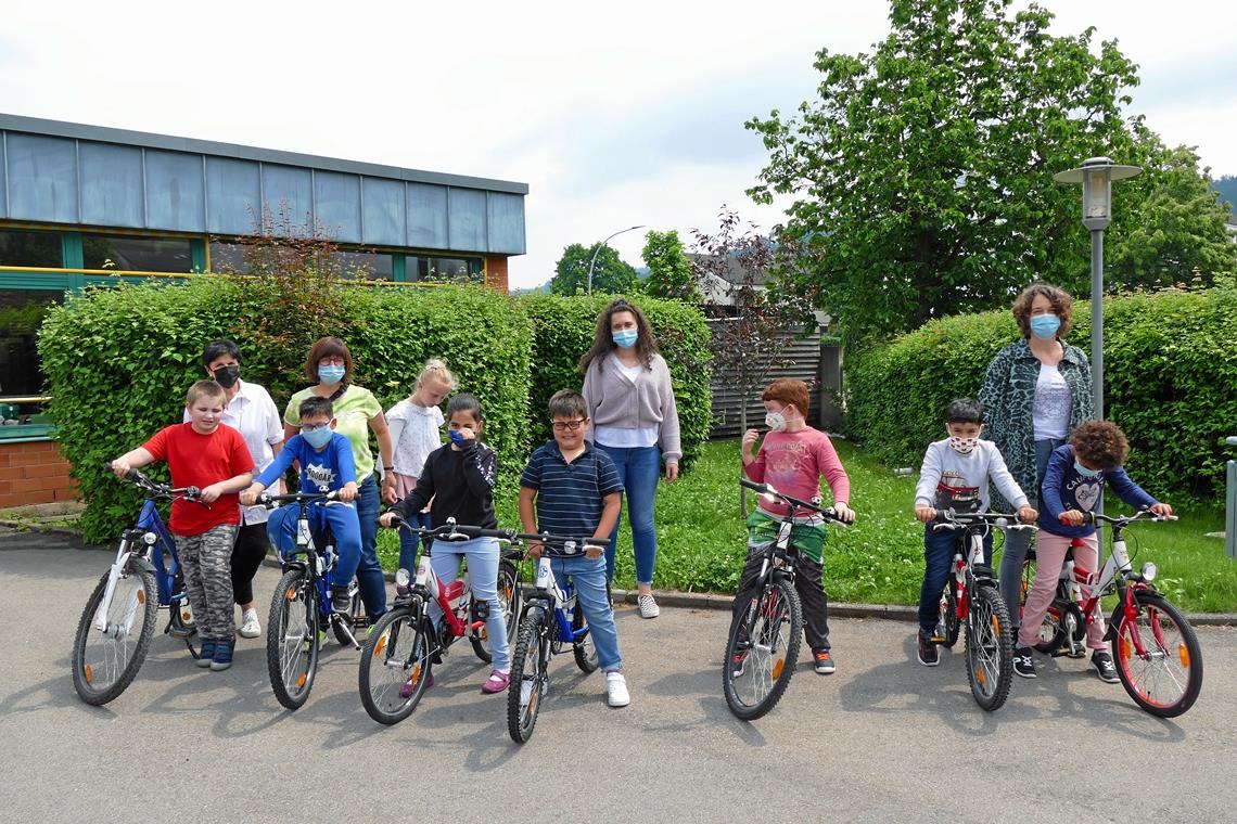 Klimaschutz, Bewegung und Teilhabe Ein erster Einweihungstest der Fahrräder, die Freundeskreis und Bodelschwinghschule angeschafft haben, mit Miriam Kamm, Leiterin der Bodelschwinghschule, Schulbegleiterin Stephanie Faber, Lehrerin Lara Sassano und Nadine Kraft, Vorsitzende des Freundeskreises (hinten von links), sowie Schülern der Klassenstufe 1 bis 4.