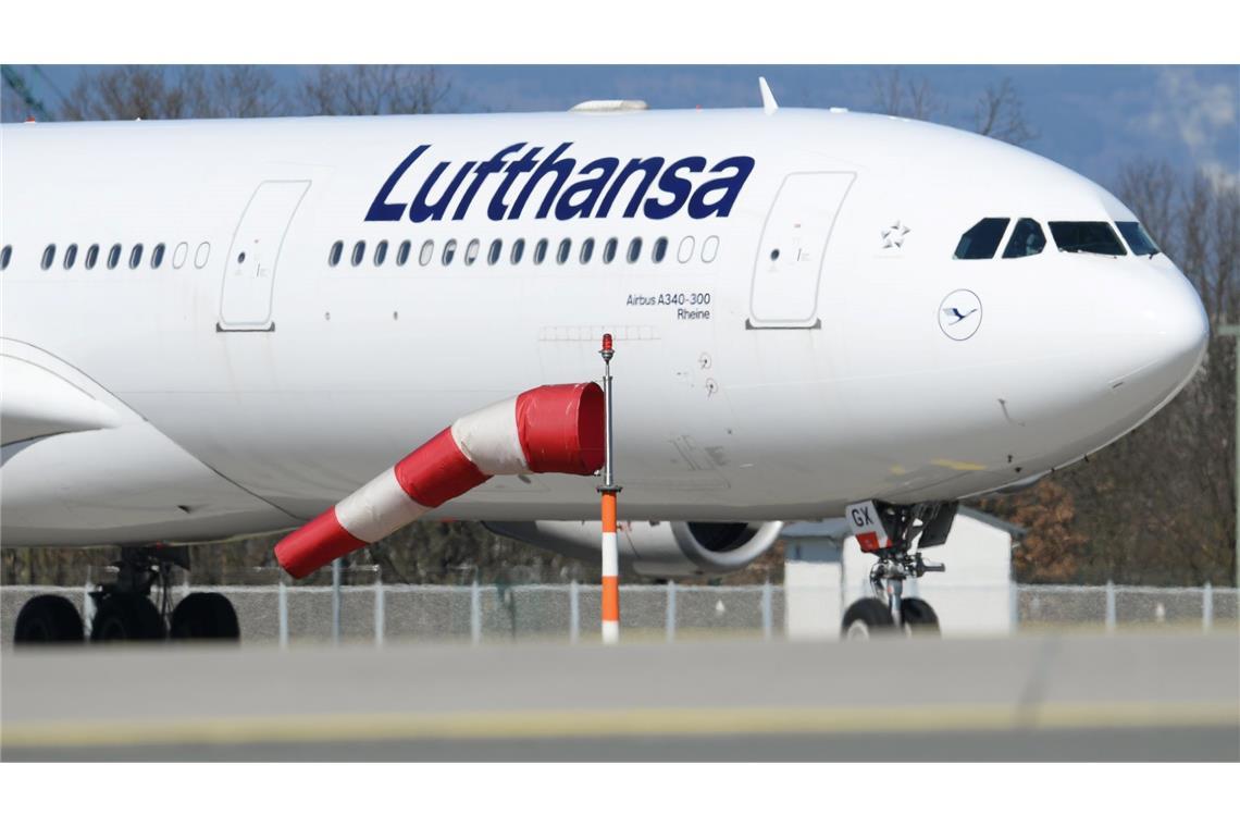Ein erster Evakuierungsflug der Lufthansa im Auftrag der Bundesregierung soll morgen in Frankfurt landen. (Archivbild)