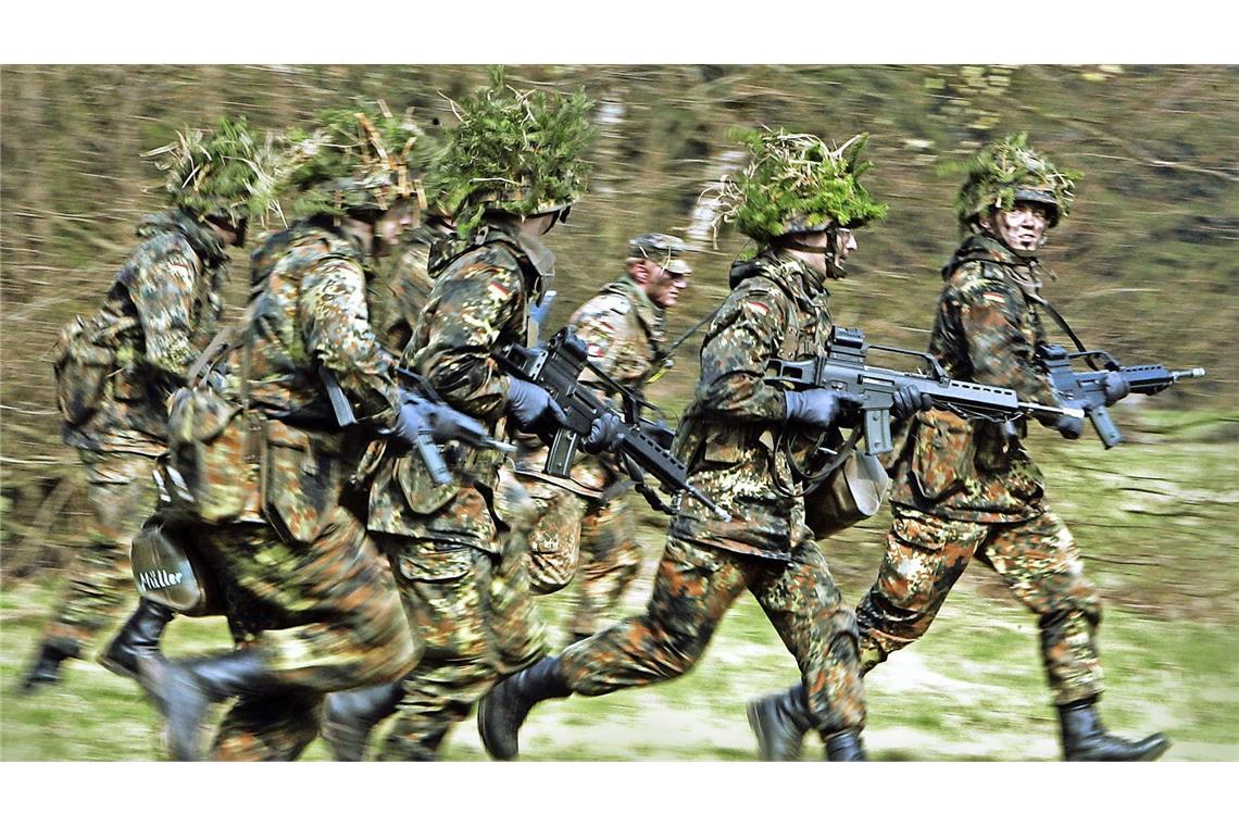 An der Wehrpflicht führt kein Weg vorbei Ein erster Schritt könnte sein, zunächst einen Wehrdienst einzuführen.
