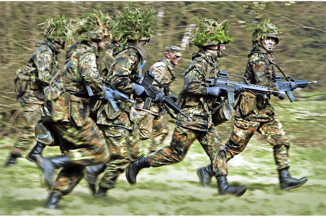 An Wehrpflicht führt kein Weg vorbei Ein erster Schritt könnte sein, zunächst einen Wehrdienst einzuführen.