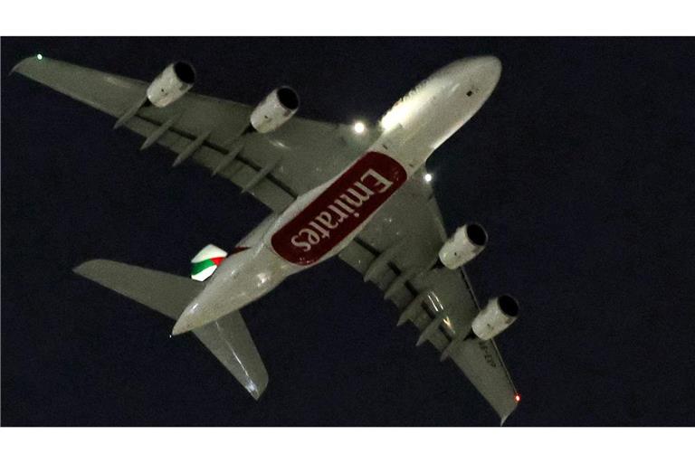 Ein erstes Flugzeug der emiratischen Airline Emirates von Dubai nach Frankfurt ist unterwegs (Archivbild).