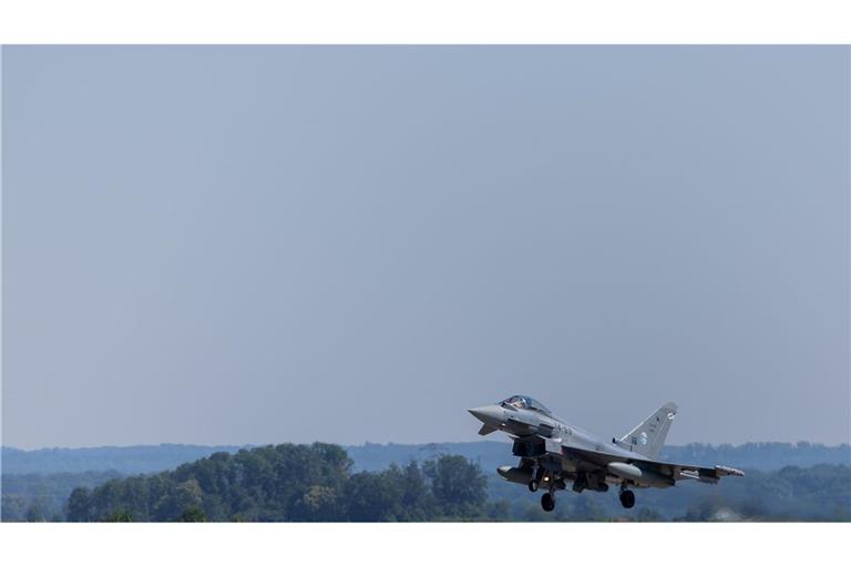 Ein Eurofighter soll Aufnahmen liefern und so bei der Suche helfen. (Archivbild)