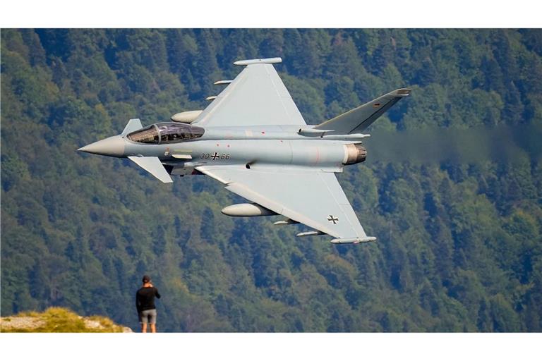Ein Eurofighter Typhoon der deutschen Luftwaffe fliegt während einer militärischen und akrobatischen Flugshow in der Nähe des Heldenkreuzes auf dem Caraiman-Gipfel in Rumänien.