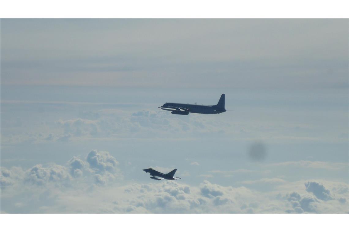 Russischer Aufklärer löst Alarmstart der Luftwaffe aus Ein Eurofighter (unten) und ein russisches Flugzeug fliegen über der Ostsee.