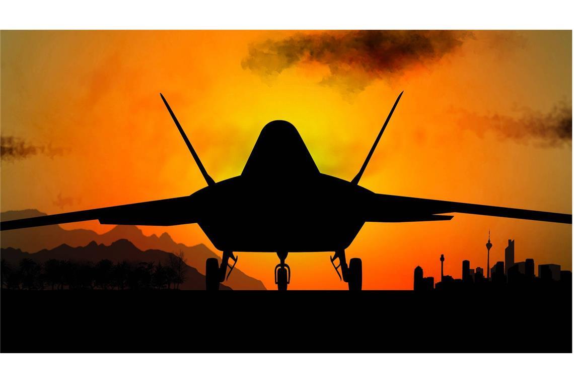 Tarnkappenbomber F-117 „Nighthawk“ absolviert seinen Erstflug Ein F-117 A „Nighthawk“ Tarnkappenbomber im Abendrot.