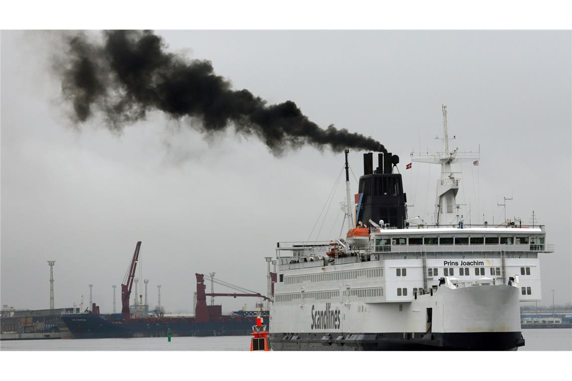 Ein Fährschiff stößt 2013 im Ostseebad Rostock-Warnemünde eine Abgaswolke aus. (Archivbild)
