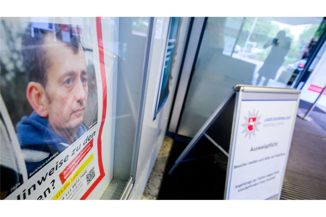 Zeugen wollen RAF-Räuber Garweg in Hamburg gesehen haben Ein Fahndungsplakat mit einem Foto von Burkhard Garweg hängt im Eingangsbereich vom Landeskriminalamt Niedersachsen. Zeugen wollen Garweg in Hamburg gesehen haben.