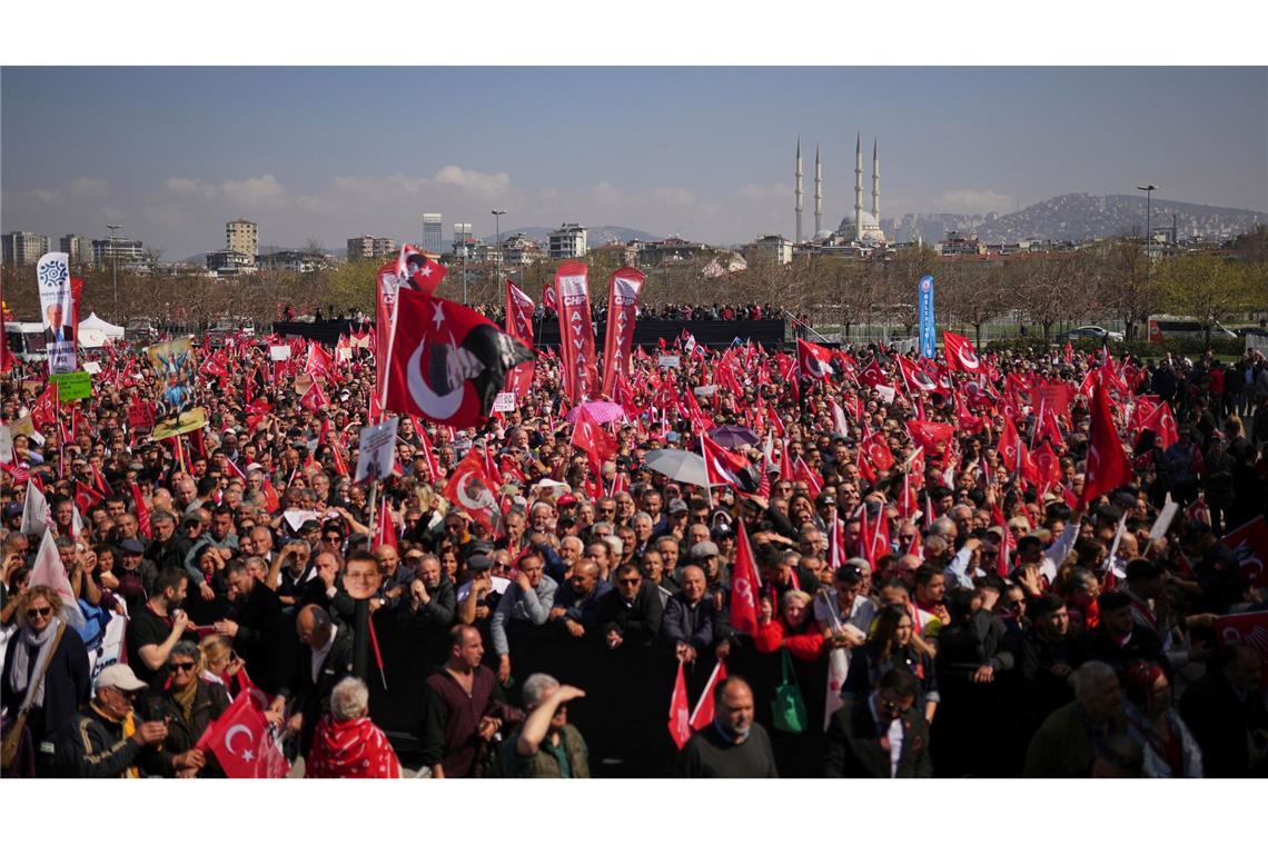 Massenprotest in Istanbul gegen Imamoglus Verhaftung Ein Fahnenmeer im Stadtteil Maltepe.
