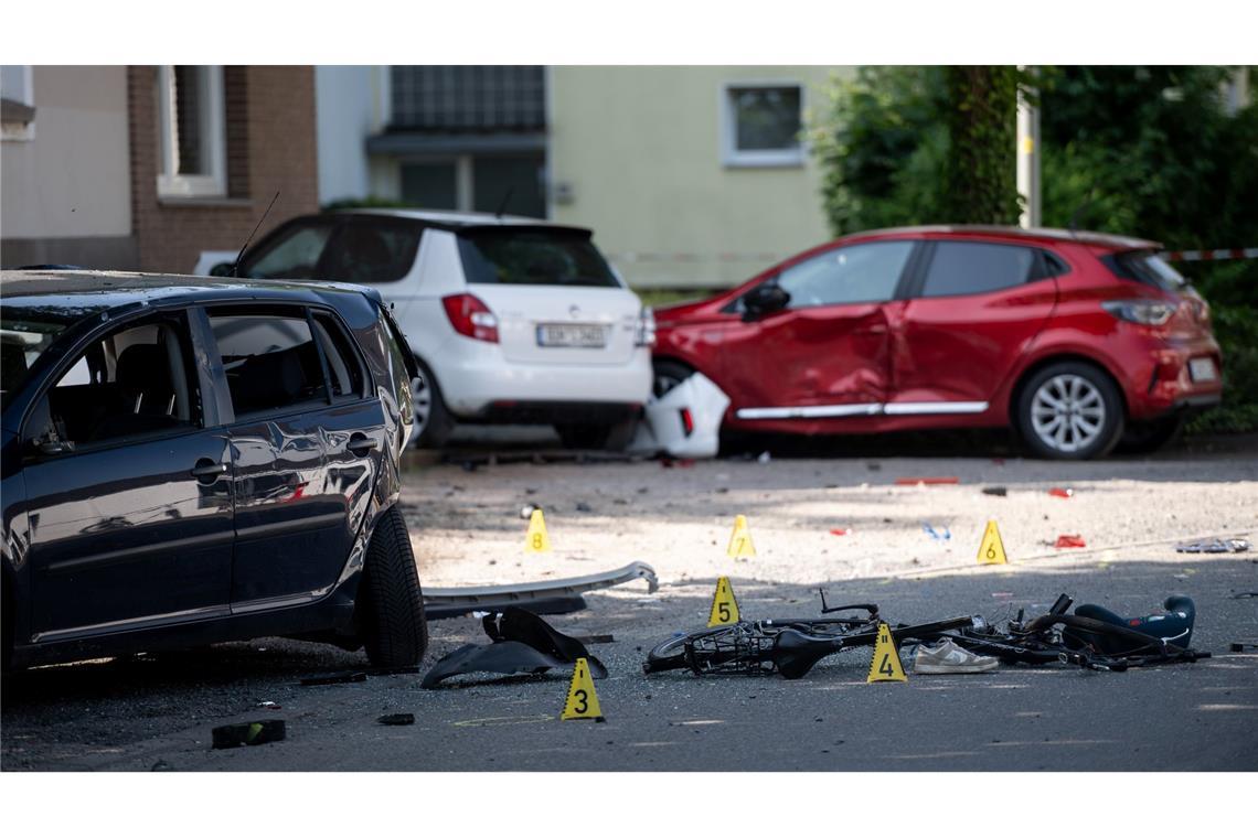 Ein Fahrrad und ein verlorener Schuh liegen auf der Fahrbahn - zwei Kinder sterben bei einem tragischen Unfall.