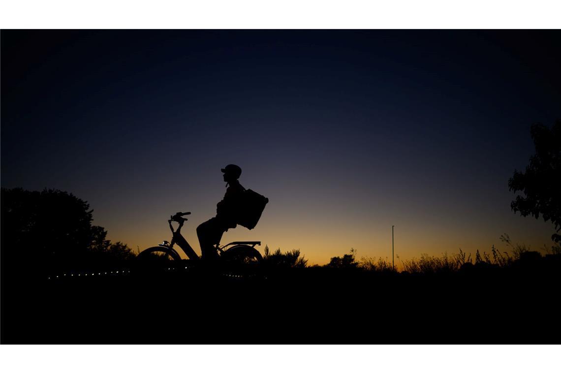 Bilder des Tages Ein Fahrradfahrer ist am Abend nach dem Sonnenuntergang auf dem Elberadweg an der Hafencity in Dresden unterwegs.