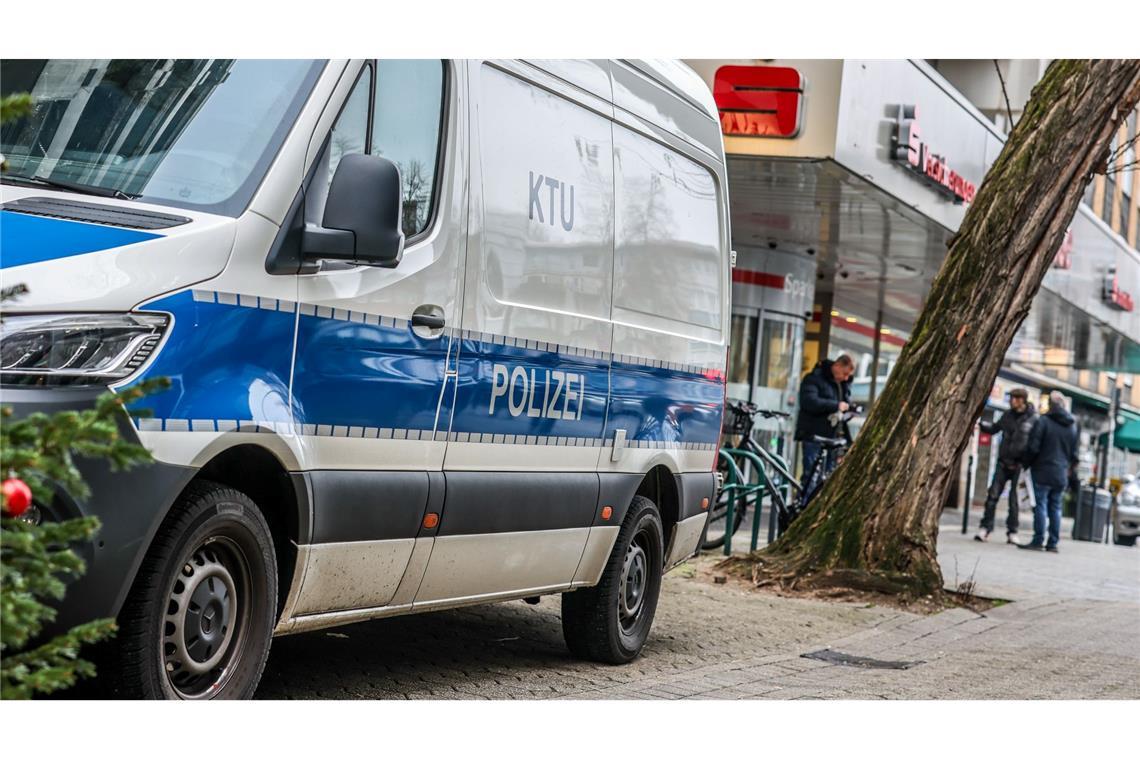 Ein Fahrzeug der Kriminaltechnischen Untersuchung (KTU) der Polizei steht vor der Sparkassenfiliale. Unbekannte Täter sind durch ein Loch in den Tresorraum des Bankgebäudes eingebrochen und haben dabei mehrere Wertschließfächer durchsucht.