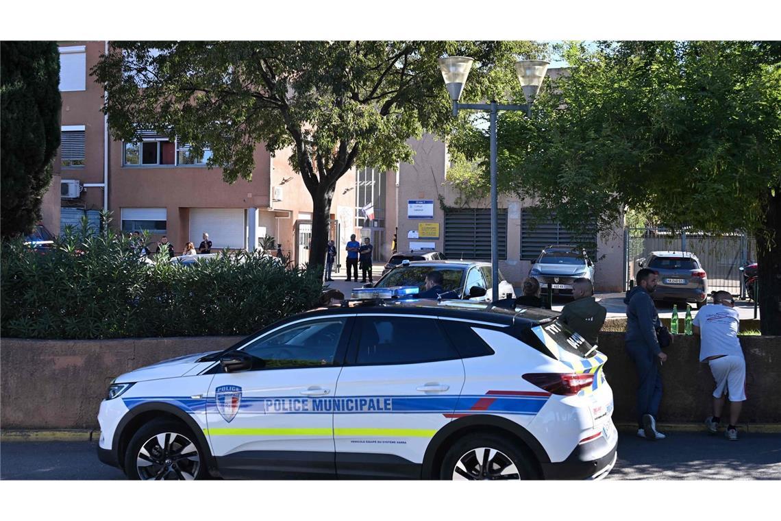 Ein Fahrzeug der Stadtpolizei steht vor dem Joseph-Lakanal-Gymnasium, nachdem in Aubagne in Südfrankreich ein Schulleiter durch einen Schuss aus einem Jagdgewehr verletzt und ein Jugendlicher festgenommen wurde. (zu dpa: «Terrorermittlungen nach Schüssen an Schule in Südfrankreich»)