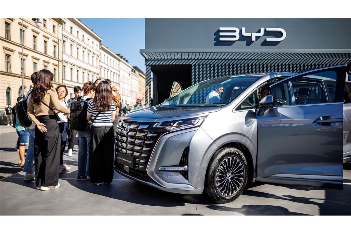 In Deutschland fahren kaum chinesische Automarken Ein Fahrzeug des chinesischen Herstellers BYD bei der letzten IAA in München. Auf deutschen Straßen sind sie noch sehr selten.