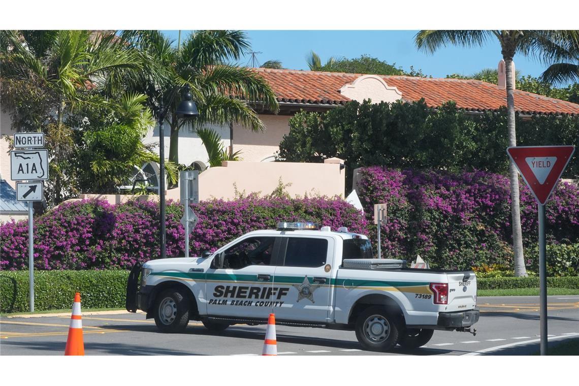 Ein Fahrzeug des Palm Beach County Sheriffs blockiert den Verkehr in der Nähe von Mar-a-Lago. US-Sicherheitskräfte haben nach eigenen Angaben einen Bewaffneten beim Privatanwesen Mar-a-Lago von Präsident Trump erschossen.