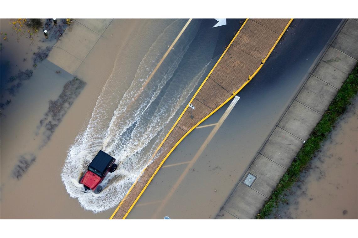 Ein Fahrzeug fährt durch die Fluten im US-Bundesstaat Washington.