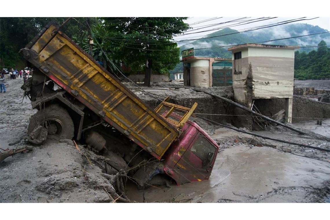 Ein Fahrzeug ist nach den Sturzfluten in Devighat im Bezirk Nuwakot in Nepal zu sehen.