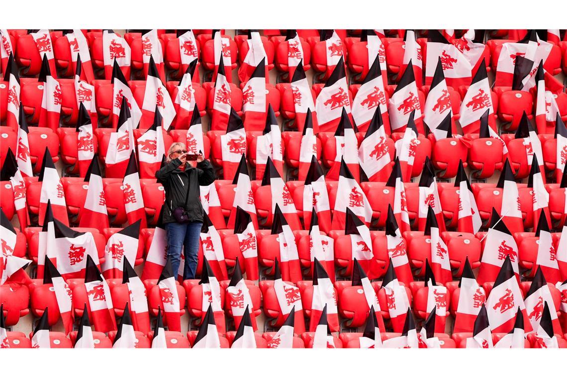 Bilder des Tages Ein Fan auf der Tribüne vor dem Finale zwischen Tottenham Hotspur und Manchester United.