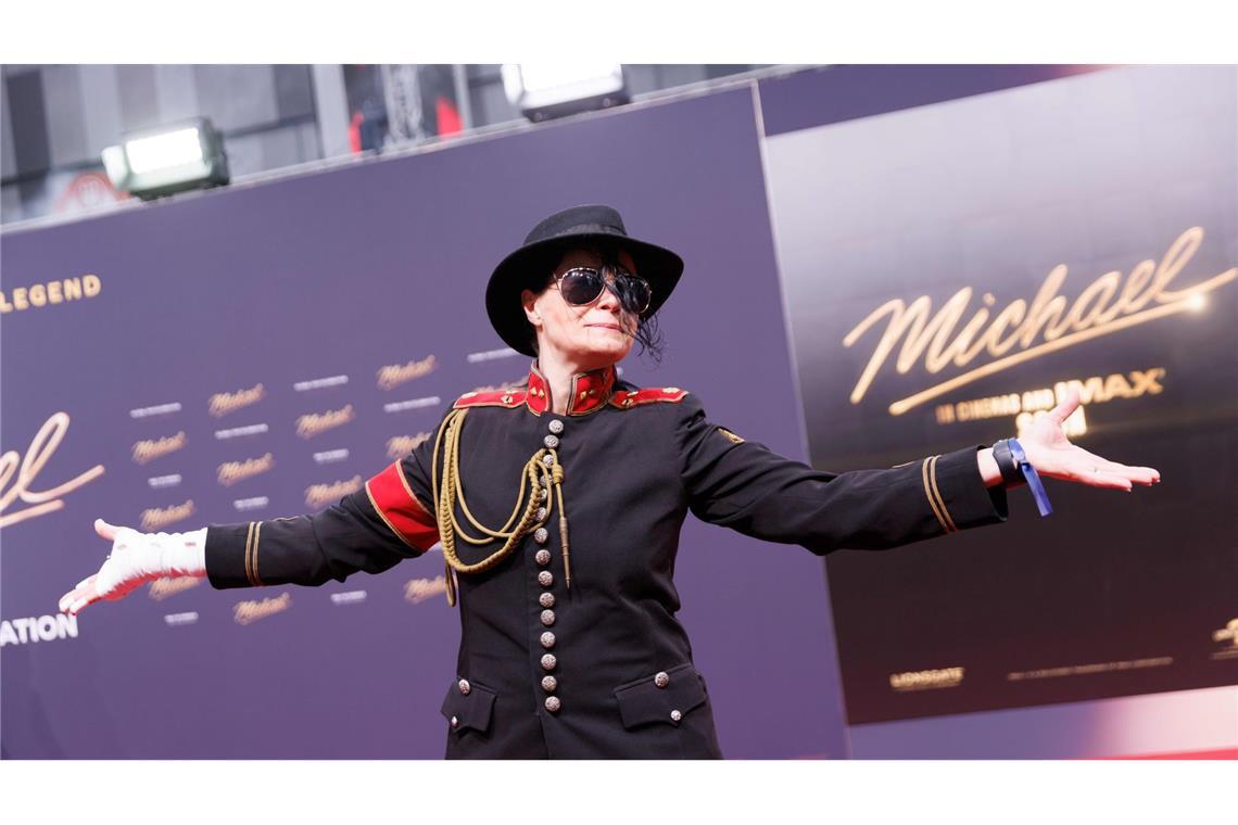 Ein Fan im Michael-Jackson-Kostüm bei der Premiere von "Michael". (Archivbild)