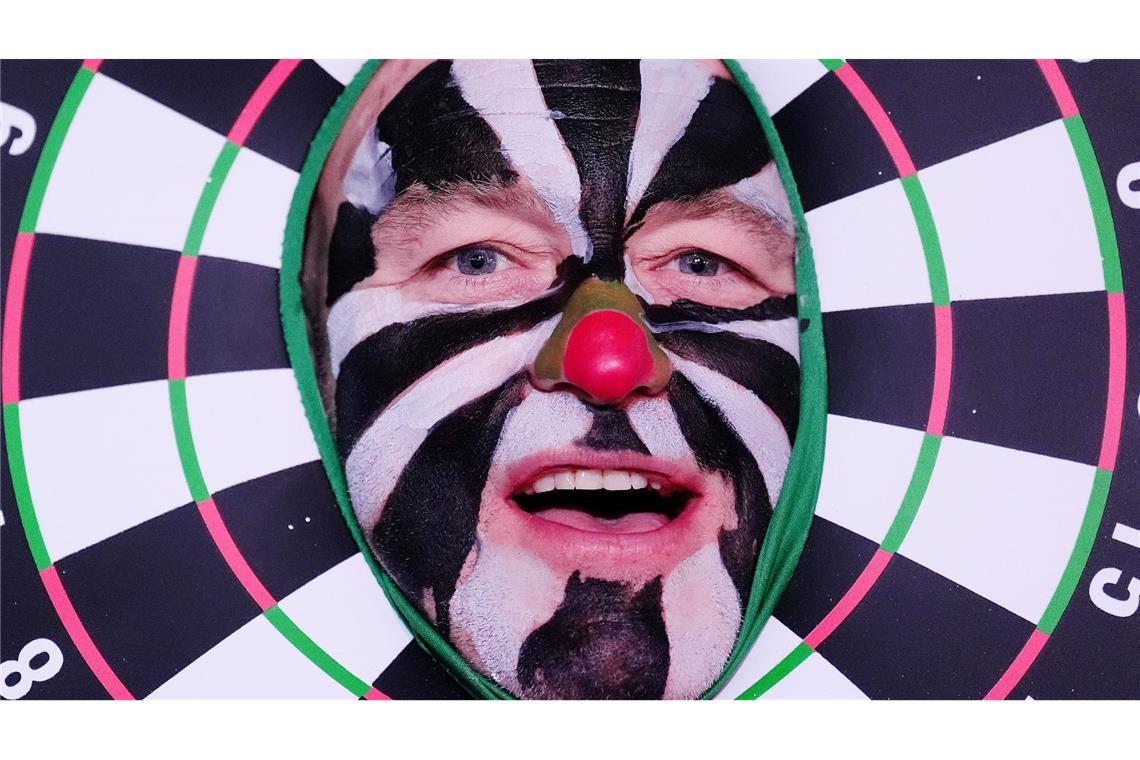 Bilder des Tages Ein Fan in Kostümierung bei der Darts-WM im Alexandra Palace.