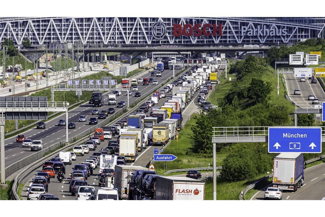 Warum die Autobahn im Südwesten so kurz ist Ein fast tägliches Bild: Stau auf der A8 bei Stuttgart