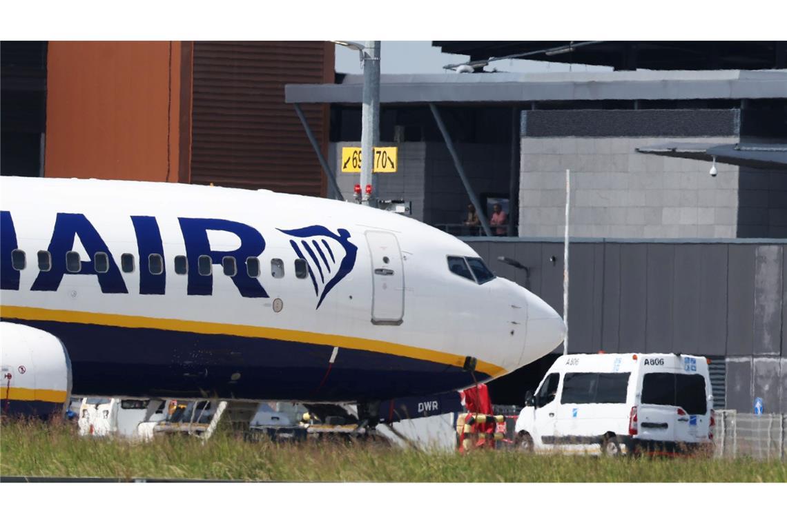 Aufregung in Palma: Fehlalarm führt zu Flugzeug-Evakuierung Ein Fehlalarm war der Grund für die Evakuierung des Ryanair-Fliegers auf Mallorca. (Archivfoto)