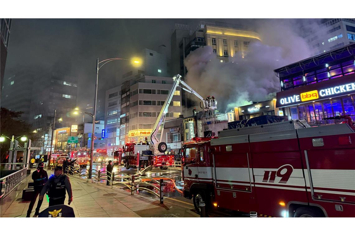 Ein Feuer ist in einem Restaurant im Stadtzentrum von Seoul, direkt hinter dem Rathaus, ausgebrochen.