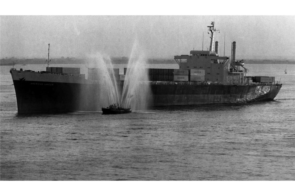Ein Feuerlöschboot begrüßt 1968 die "American Lancer", das erste Vollcontainerschiff in Hamburg. (Archivbild)