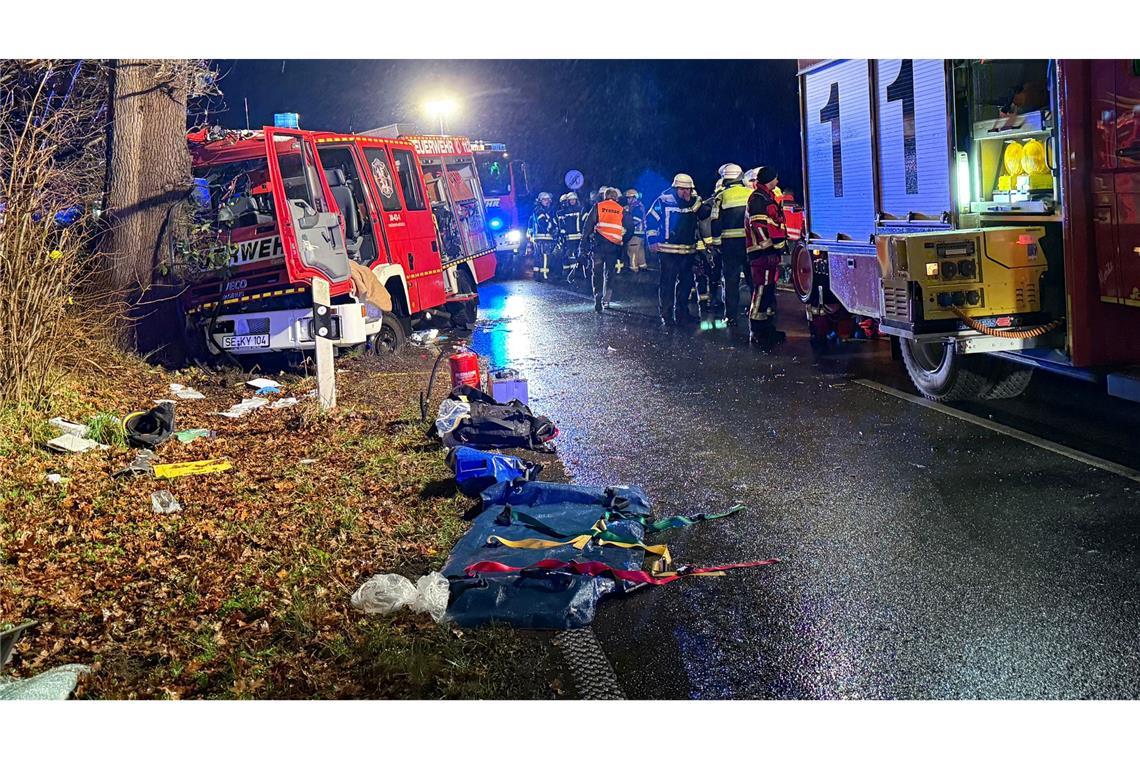 Ein Feuerwehrfahrzeug ist gegen einen Baum in Negernbötel geprallt.