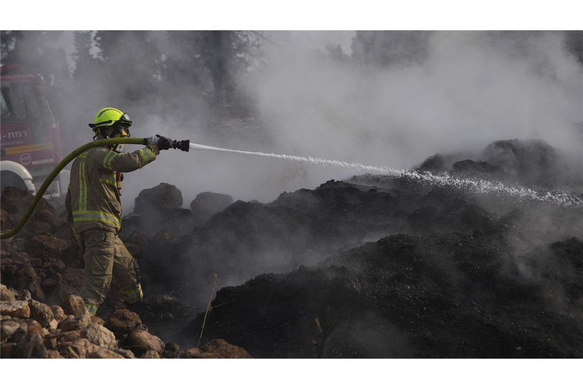 Waldbrände bei Jerusalem laut Feuerwehr unter Kontrolle Ein Feuerwehrmann bekämpft einen Waldbrand in der Nähe von Latrun, außerhalb von Jerusalem.