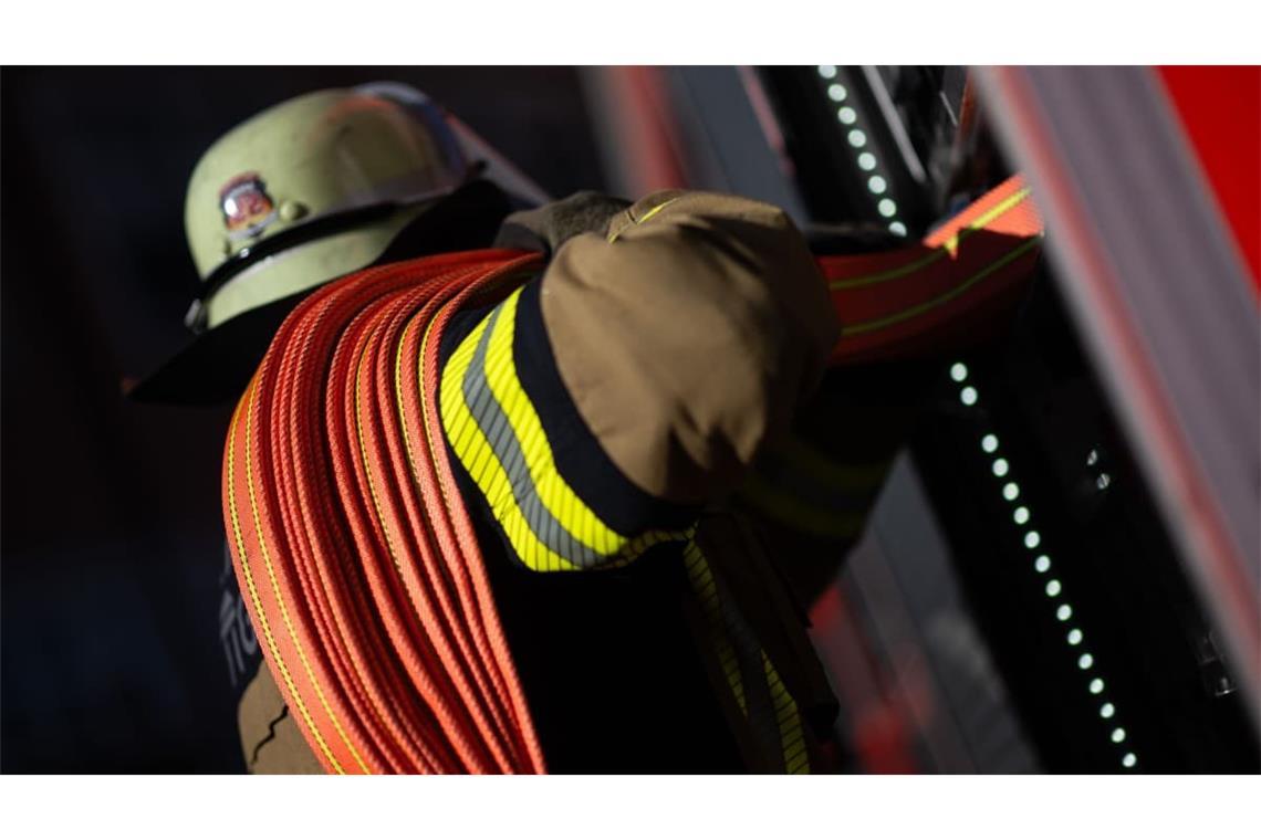 Ein Feuerwehrmann vor einem Einsatzfahrzeug
