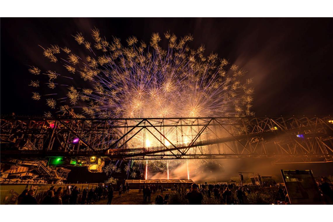 Bilder des Tages Ein Feuerwerk erleuchtet den Nachthimmel beim Feuerwerksfestival "Pyro Games"