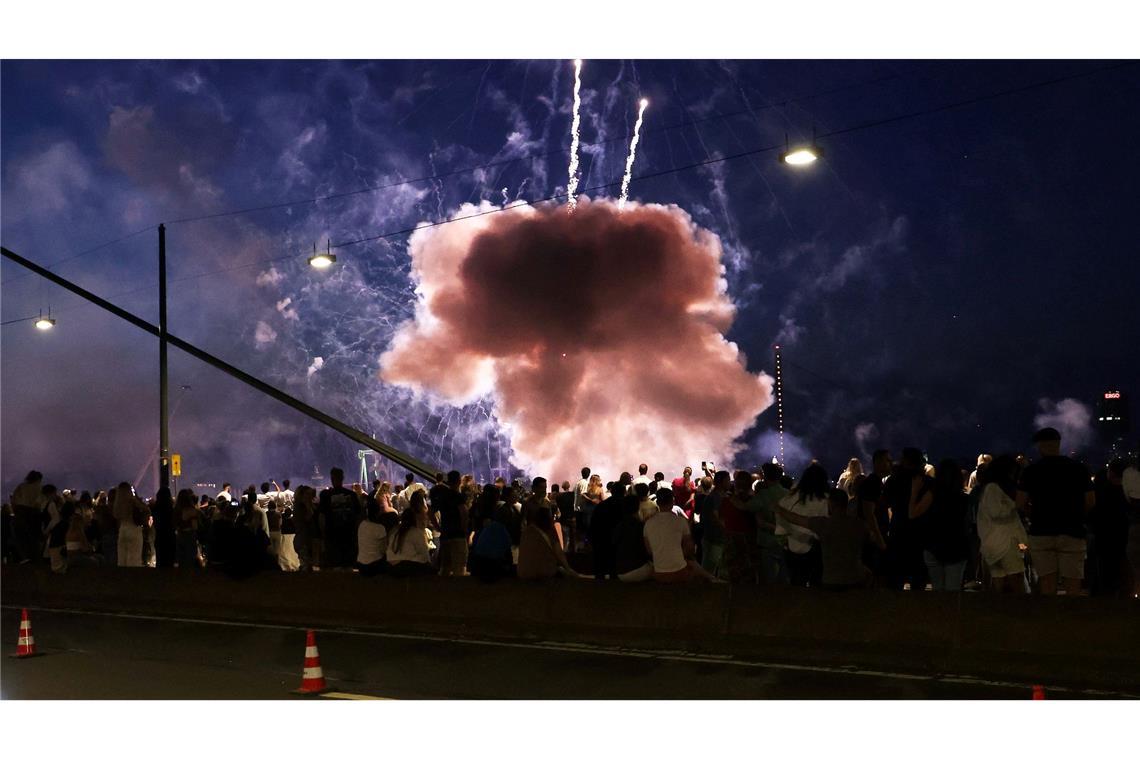 Rheinkirmes: Feuerwerk nach Unglück auf der Kippe Ein Feuerwerkskörper explodierte in zu niedriger Höhe über den Zuschauen.
