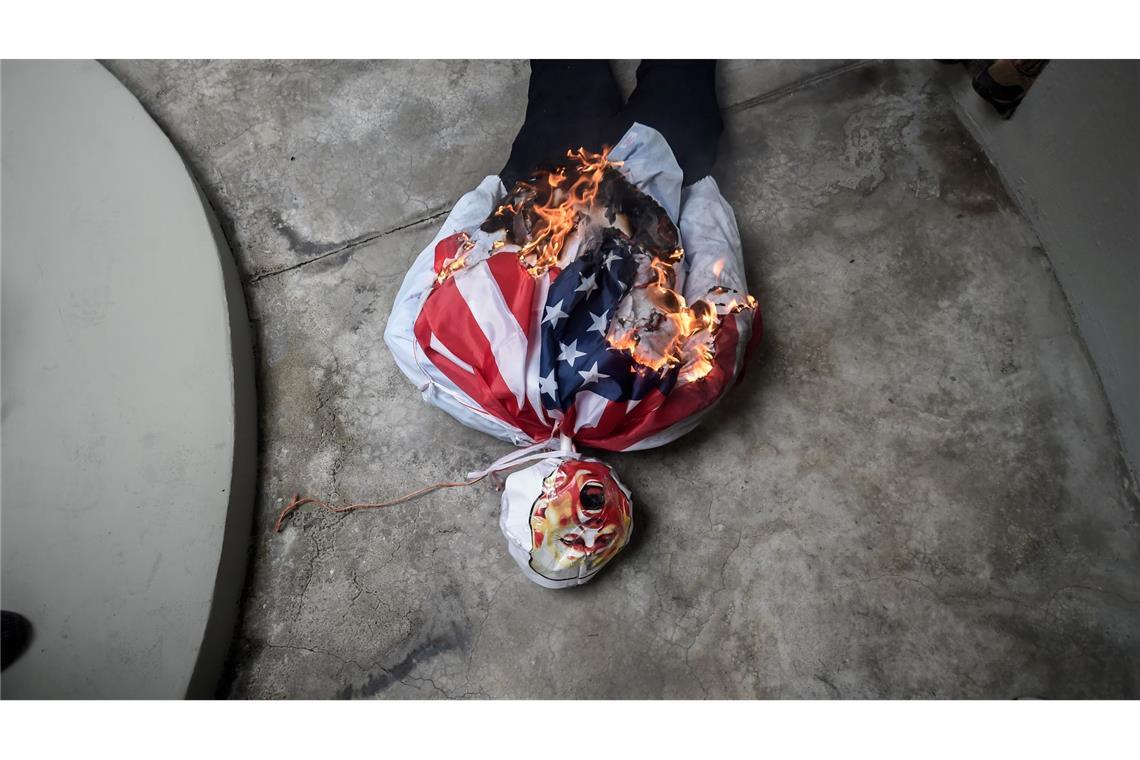 Bilder des Tages Ein Figur, die den designierten US-Präsidenten Trump darstellt, wird während einer Demonstration zum Tag der Märtyrer, einem nationalen Trauertag zu Ehren der 21 Panamaer, die während der antiamerikanischen Unruhen im Januar 1964 im Zusammenhang mit der Souveränität der Panamakanalzone getötet wurden, in Brand gesetzt.