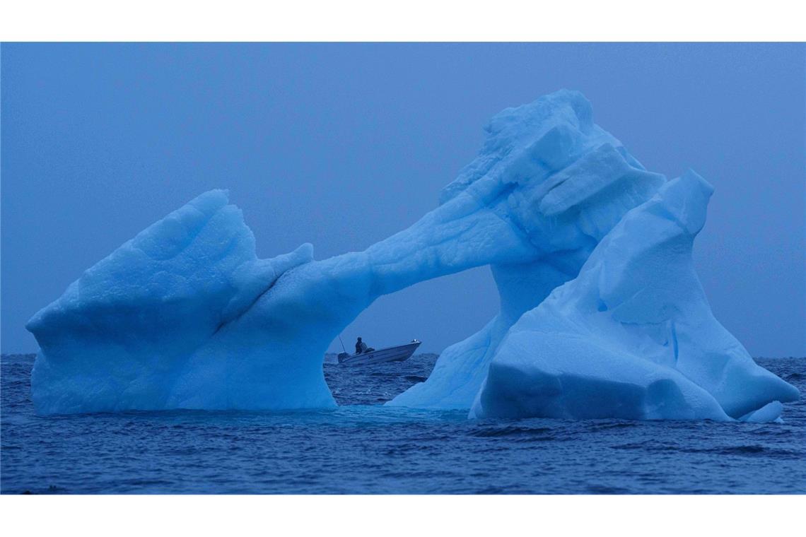 Ein Fischer navigiert vor der Küste von Nuuk in Grönland am Eis im Meer vorbei.