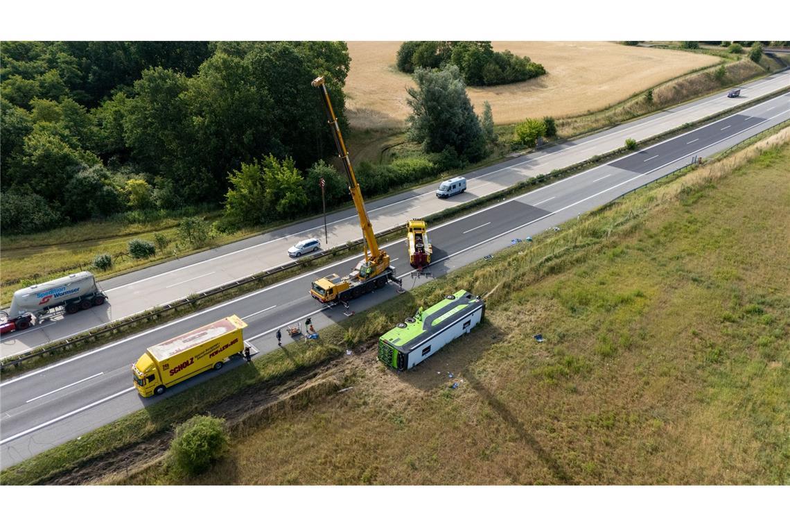 Nächtlicher Busunfall - viele Verletzte, unklare Ursache Ein Flixbus ist von der Fahrbahn abgekommen und auf die Seite gekippt.