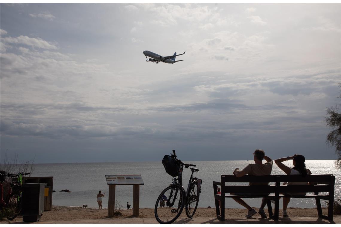 Ein Flugzeug der AirEuropa überfliegt den Strand Es Carnatge kurz vor der Landung auf dem Flughafen Palma de Mallorca.