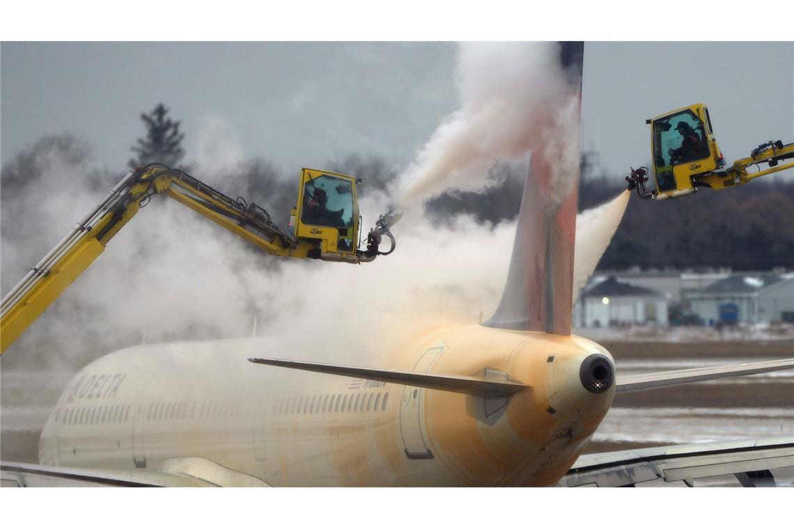 Bilder des Tages Ein Flugzeug der Delta Air Lines wird vor dem Start auf dem Detroit Metropolitan Wayne County Airport enteist.