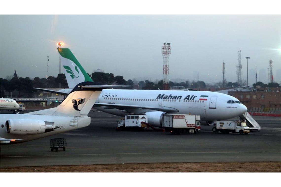 Ein Flugzeug der iranischen Fluggesellschaft Mahan Air am Flughafen Teheran-Mehrabad. (zu dpa: «Iran droht Nachbarn nach US-Sanktionen gegen Flugsektor»)