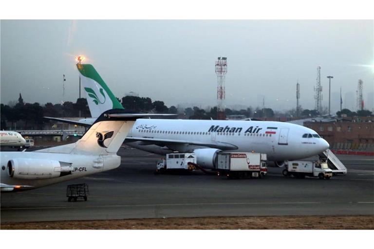 Ein Flugzeug der iranischen Fluggesellschaft Mahan Air am Flughafen Teheran-Mehrabad. (zu dpa: «Iran droht Nachbarn nach US-Sanktionen gegen Flugsektor»)