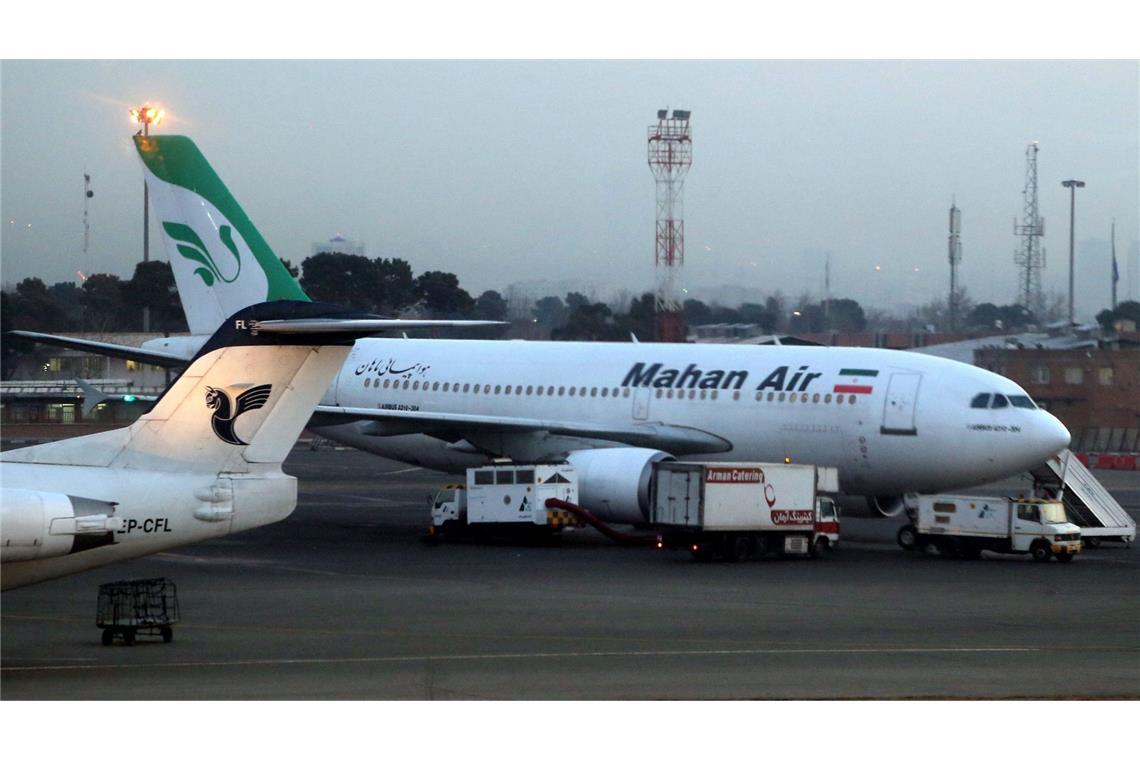Ein Flugzeug der iranischen Fluggesellschaft Mahan Air am Flughafen Teheran-Mehrabad. (Archivbild)