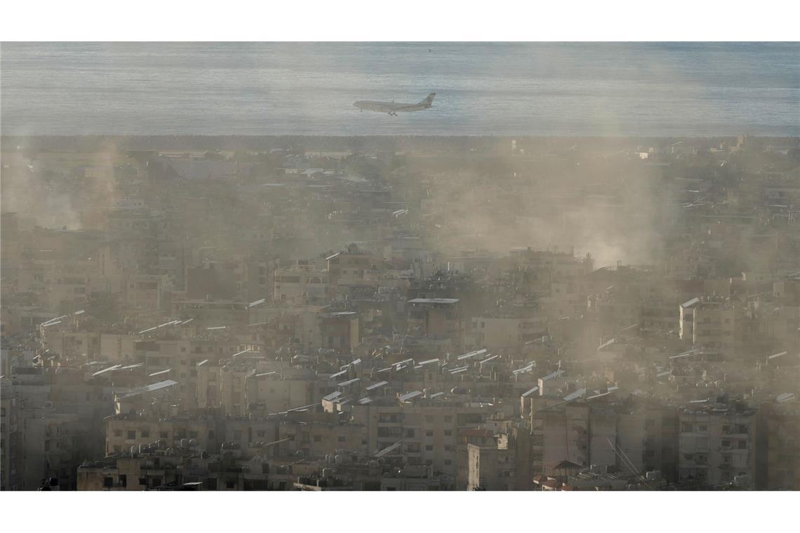 Bilder des Tages Ein Flugzeug der Middle East Airlines fliegt über einen Vorort von Beirut, während Rauch und Staub nach israelischen Luftangriffen aufsteigt.