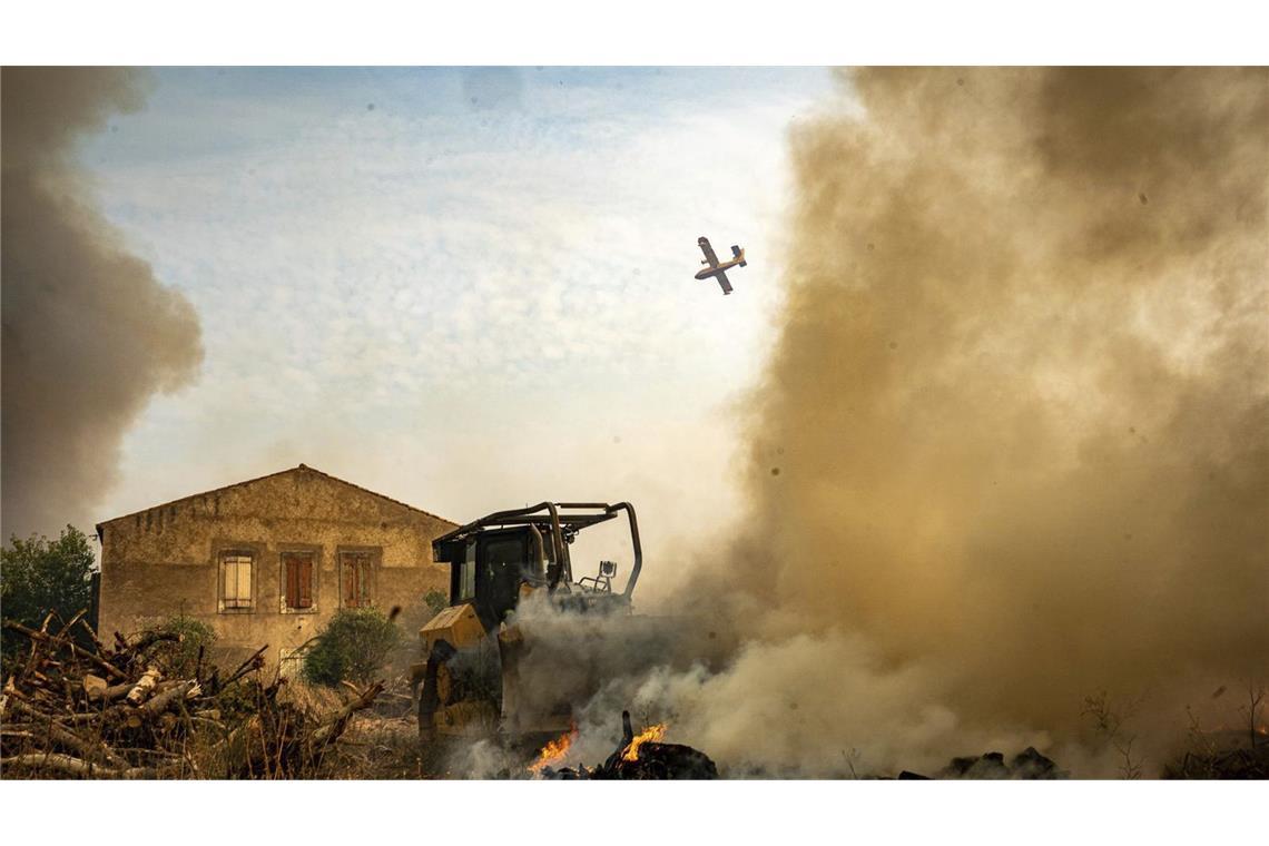 Ein Flugzeug fliegt über den Waldbrand in der Nähe von Saint-Laurent-de-la-Cabrerisse in Südfrankreich.