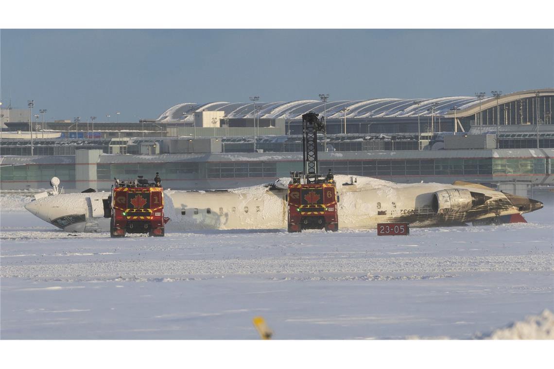 Bruchlandung in Kanada – mehrere Passagiere verletzt Ein Flugzeug ist auf einer Landebahn in Toronto kopfüber zum Liegen gekommen.