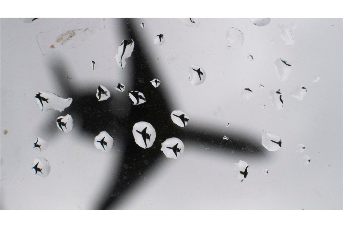 Ein Flugzeug landet bei Regenwetter. (Symbolbild)