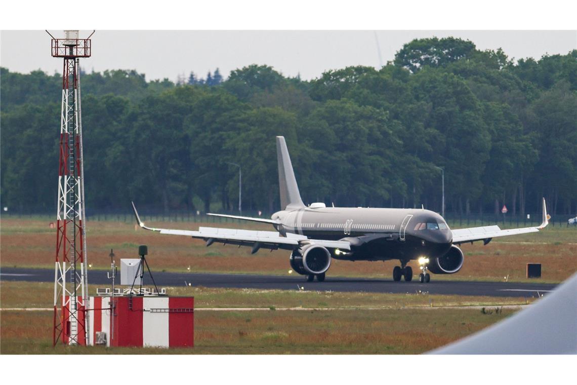 Ein Flugzeug mit Passagieren des von einem Hantavirus-Ausbruch betroffenen Kreuzfahrtschiffs landet auf dem Flughafen Eindhoven.