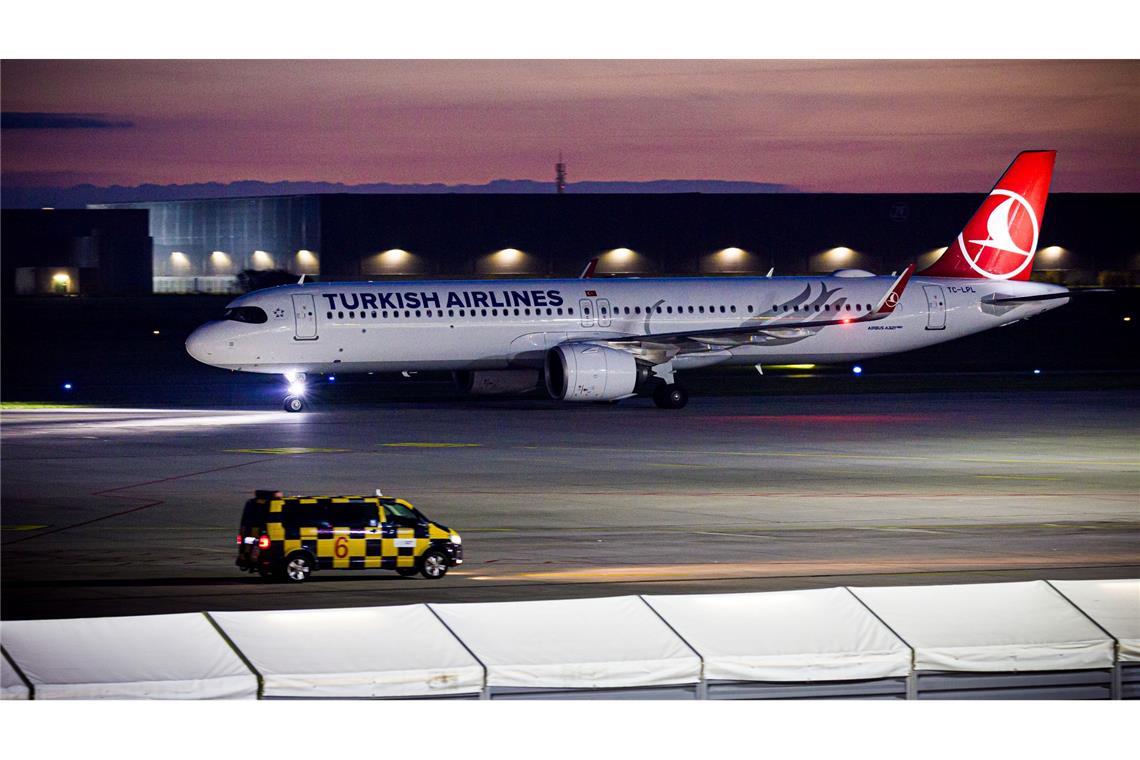 Ein Flugzeug rollt über das Flugfeld vom Flughafen Hannover-Langenhagen. Afghanen mit Aufnahmezusage sollen mit dem Linienflug ankommen sein.