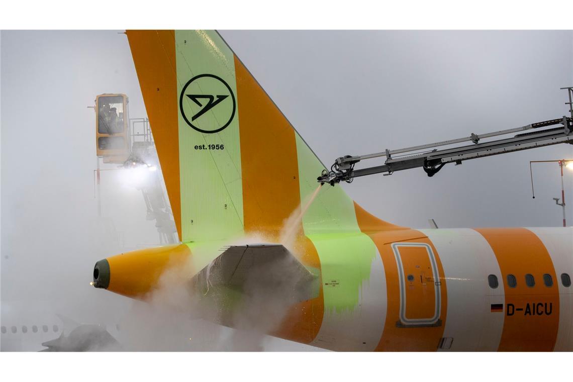 Glatteis und Schnee bringen Verkehr durcheinander Ein Flugzeug wird auf dem Frankfurter Flughafen enteist.